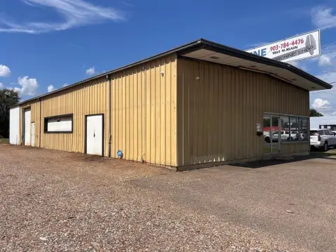 Commercial Building on Large Lot
