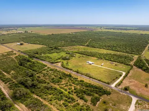 4-Acre Parcel in Devine, TX