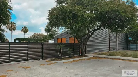 Commercial Property with Resaca Views