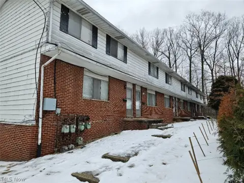 Updated 7-Unit Townhouse Apartment Building