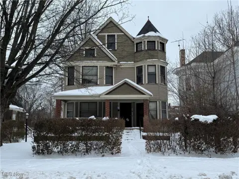 Colonial Duplex in Fairfax Neighborhood