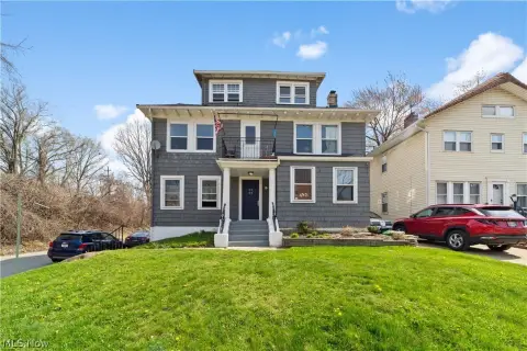 Updated Triplex Near Edgewater Park