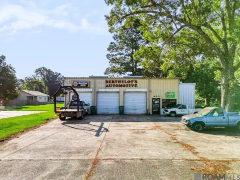 Auto Shop with Four Lifts