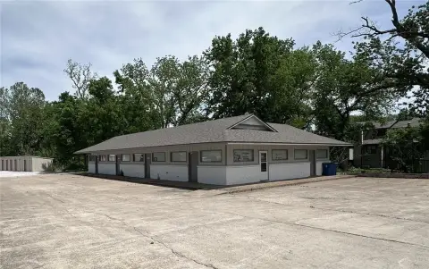Office Unit Near Retail Anchors