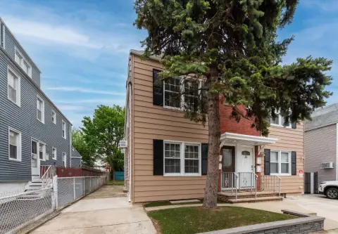 Refinished Townhome Near Waterfront Park