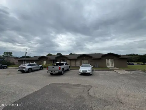 Versatile Commercial Building in Southaven