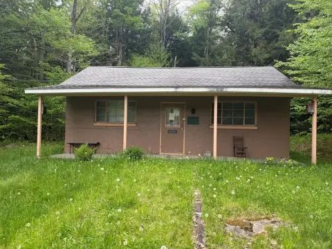 Secluded Camp on 1.54 Acres