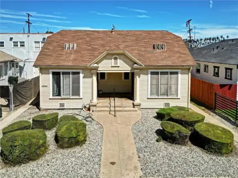 Classic-Architecture Three-Unit Triplex