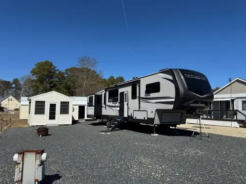 Land with Fifth Wheel Included