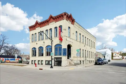 Commercial Condo in Lake Mills