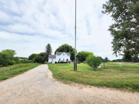 Single-Family Farmhouse on Acreage