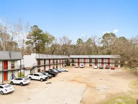 Well-Maintained Longview Apartment Complex