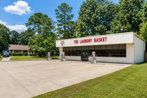 Freestanding Laundromat Retail Space