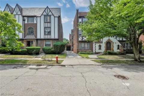 32-Unit Apartment Buildings