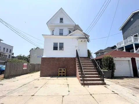 8-Unit Multifamily Building