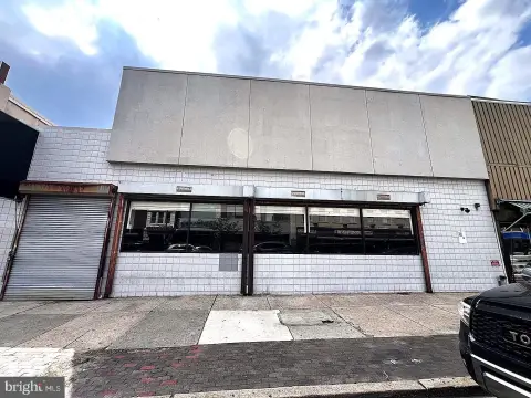 Multi-Parcel Retail Building