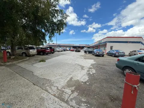 Concrete Shopping Center with Expansion Capacity