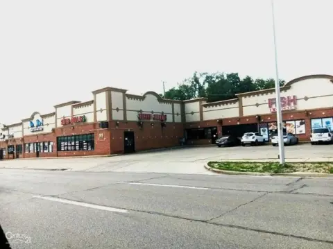 Pontiac Plaza with Liquor Store