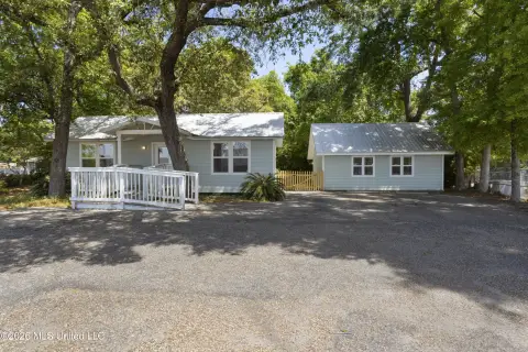 Charming Biloxi Commercial Property