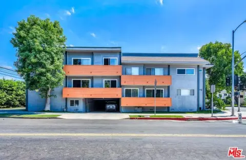 Courtyard Apartment Building