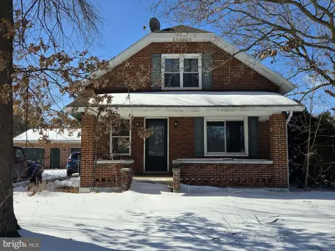 Cape Cod Land in Manchester