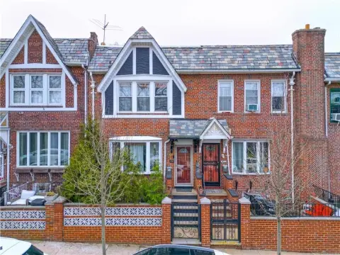 Brick Townhouse with Patio Garden