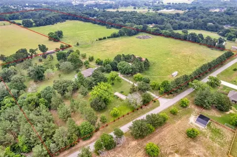 Spacious Lindale Acreage with Residence