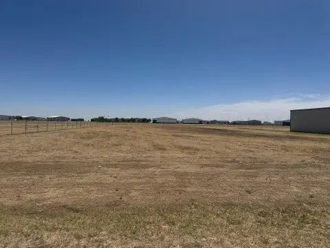 Amarillo Land Near Runway Access