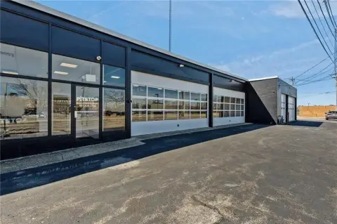 Multi-Bay Commercial Space Available