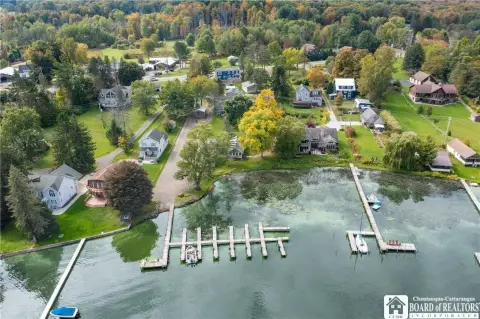 Lakefront Cottage Resort