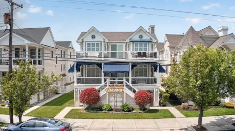 Oversized 2nd-Floor Condo
