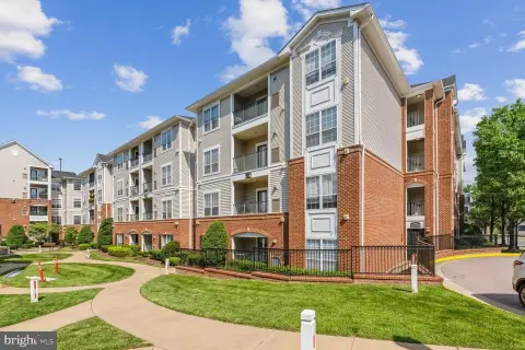 Furnished 2BR/2BA Condo with Parking
