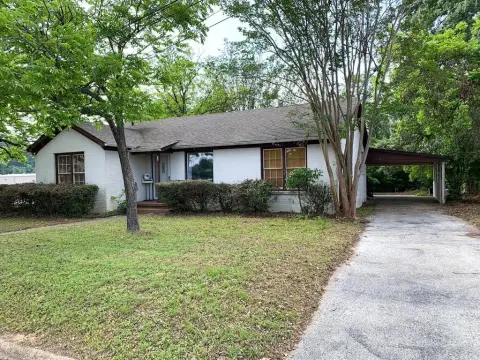 Versatile Commercial Building in Athens