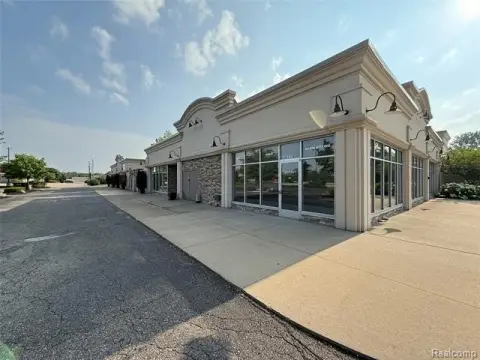 Versatile Suite in High-Traffic Location