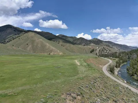 Land with Panoramic Mountain Views
