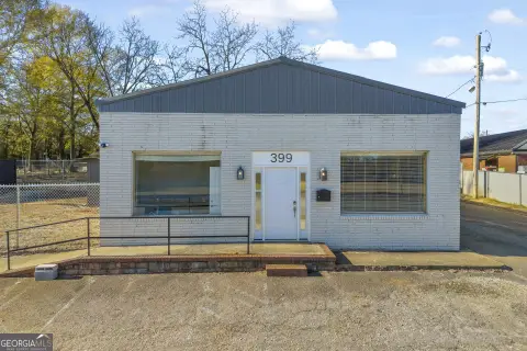 Updated Commercial Building in Commerce