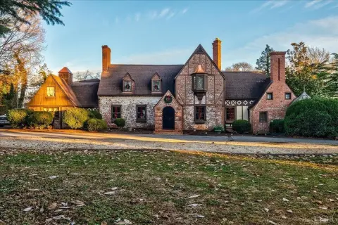 Bed & Breakfast with Carriage House