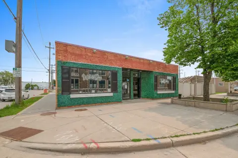 Brick Restaurant with Outdoor Patio