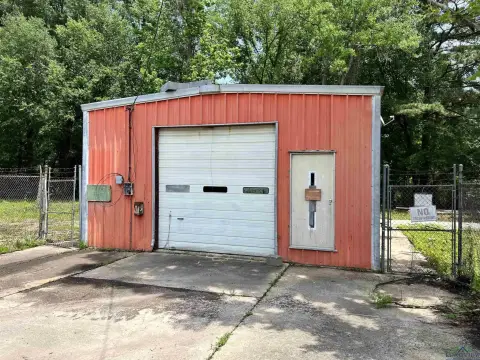 Commercial Building on 5.3 Acres