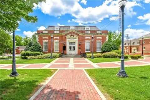 Spacious Commercial Property in Alexander