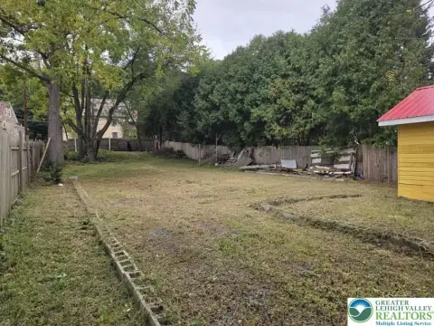 Land with Garage in Lower