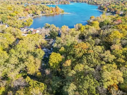 Residential Lot in Commerce Township