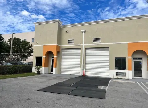 Miami Warehouse with Business Potential