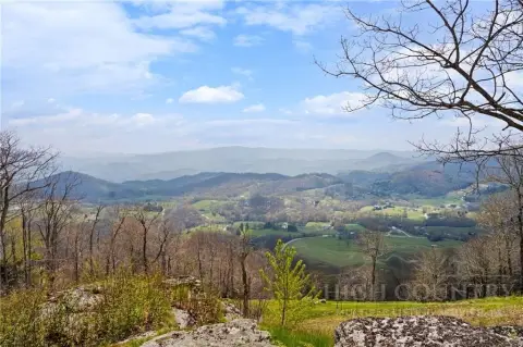 Buildable Homesite with Mountain Views