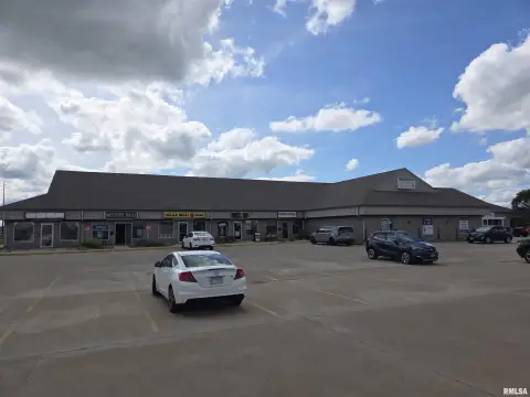 Single-Story Retail/Dining with Parking