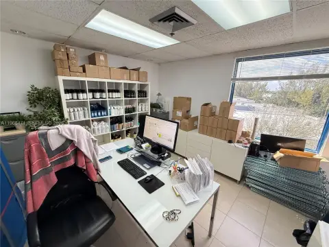 Doral Office Unit For Rent