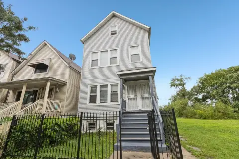 Versatile Multi-Unit Property in Chicago