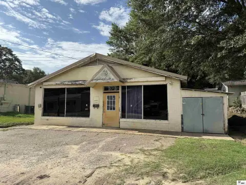 Plumbing Service Workshop with Metal Roof