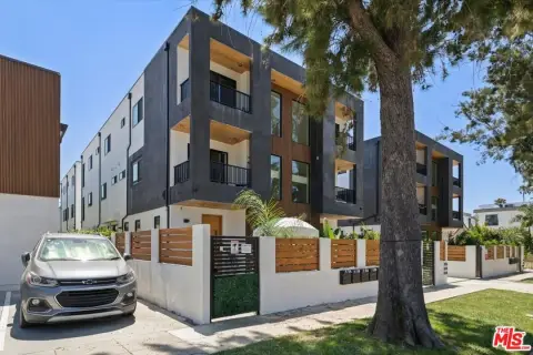Hollywood Townhome-Style Apartment Building