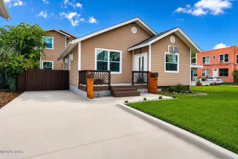 Triplex with Courtyard